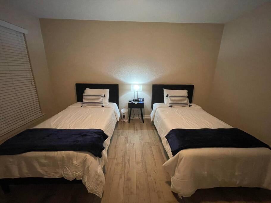 Midtown Blue Retreat │ Bars, Shppng, Rstrnts Near Apartamento