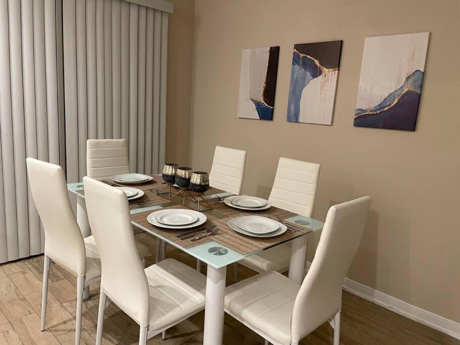 Midtown Blue Retreat │ Bars, Shppng, Rstrnts Near Houston