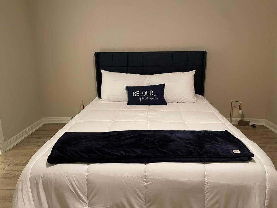 Midtown Blue Retreat │ Bars, Shppng, Rstrnts Near Apartamento